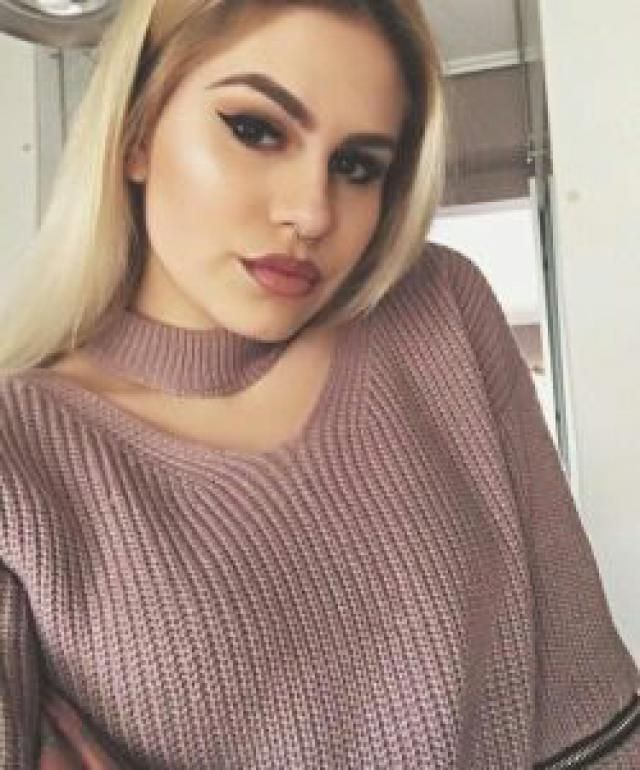      Choker sweater, perfect fashion style.
     
